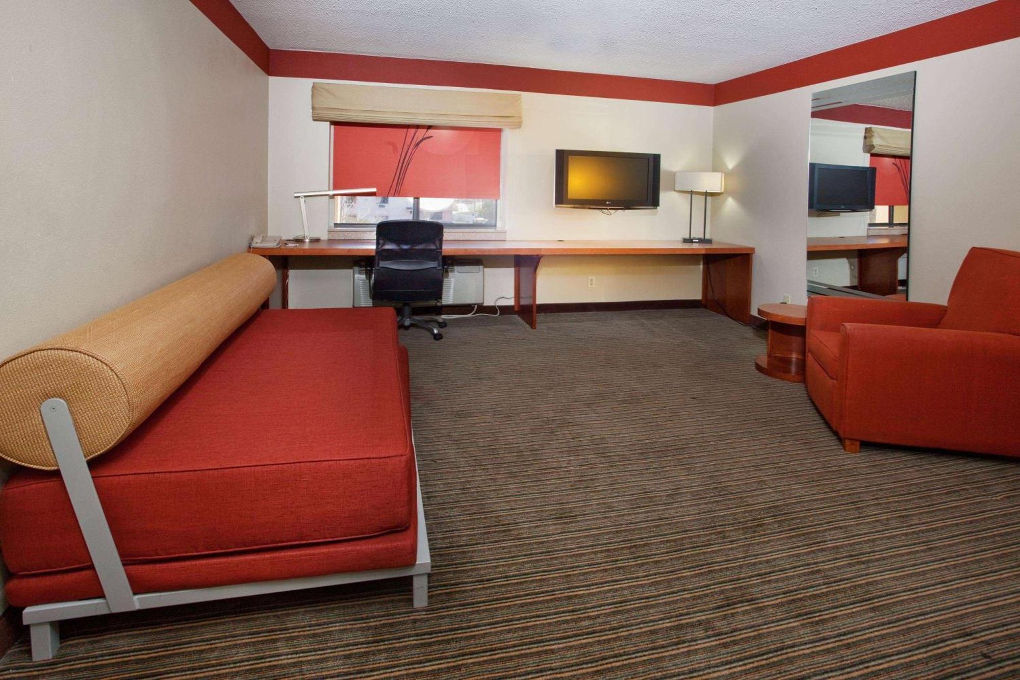 Travelodge By Wyndham Columbus State University Экстерьер фото